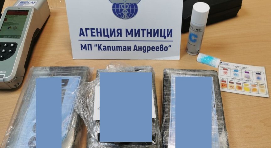 Откриха 3 кг кокаин за над милион в якето на тираджия на 