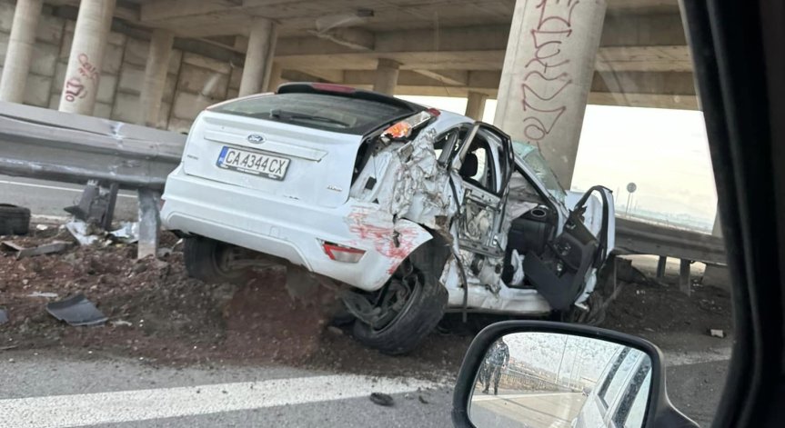 Кола се удари в камион и се заби в колона на Северната тангента в София