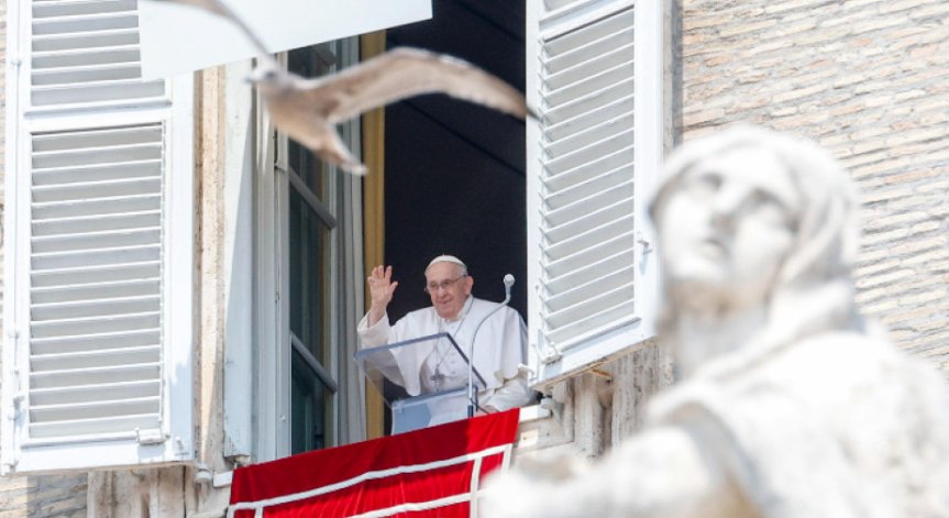 Папата с първа молитва след операцията