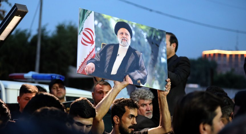 Хиляди иранци изпращат президента Раиси в последния му земен път