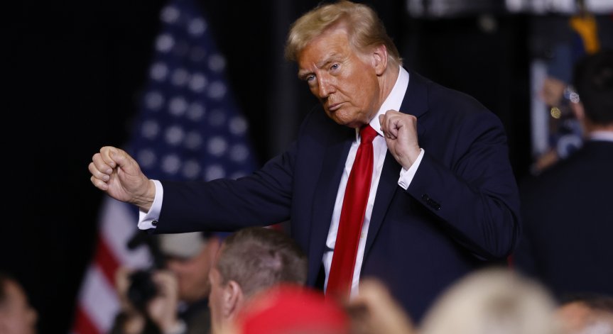 Доналд Тръмп играе вабанк срещу Харис.