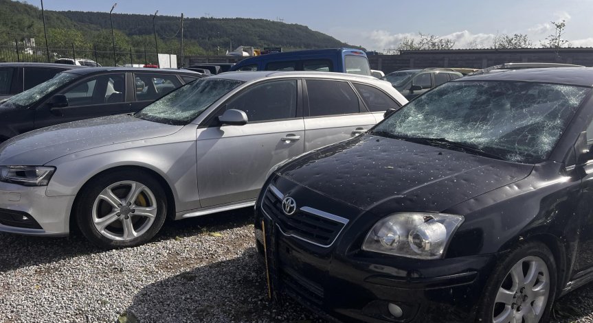 Собственици на автокъщи осъмнаха с надупчени коли от градушката