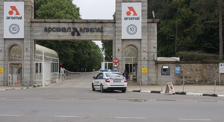 Пламнал барут изгори лицето на работник в завод 