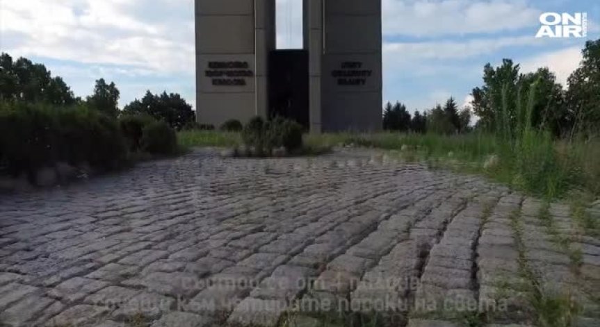 Осветление, знамена, табели... Обновиха паметника Камбаните