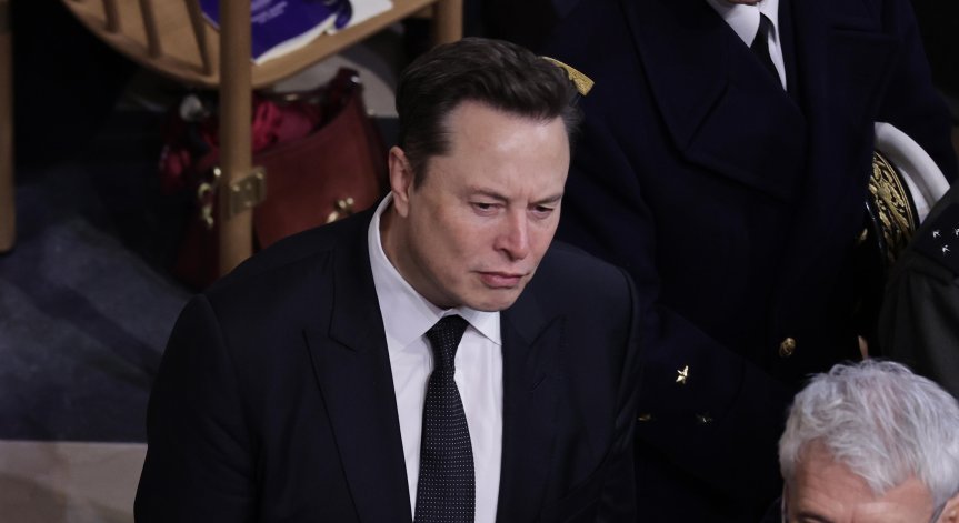 Мъск оспорва твърденията за неправомерни действия.