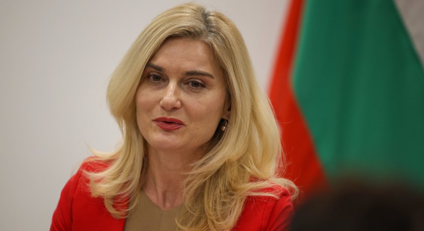 Туристическият бранш иска пълна проверка на свършеното от Зарица Динкова