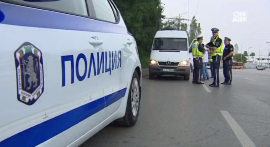 Шофьор с 2,18 промила отнесе патрулка в опит за бягство