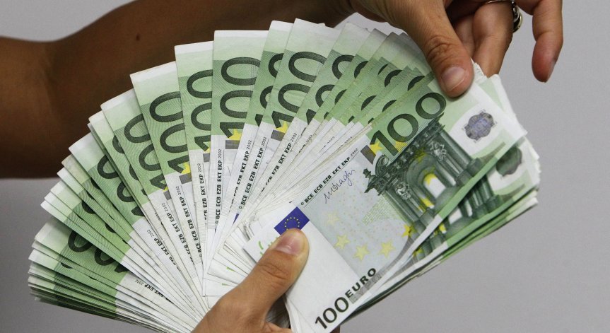 Курсът за конвертиране между еврото и българския лев на 1,95583 лева за 1 евро.