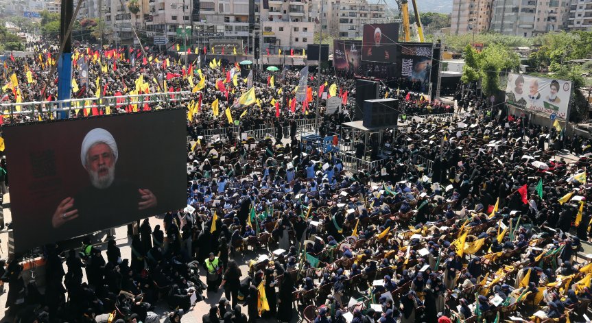 Наим Касем държа реч в телевизионен ефир.