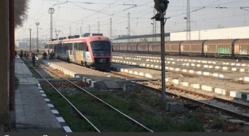 Автомобил се удари в пътнически влак в Пловдив