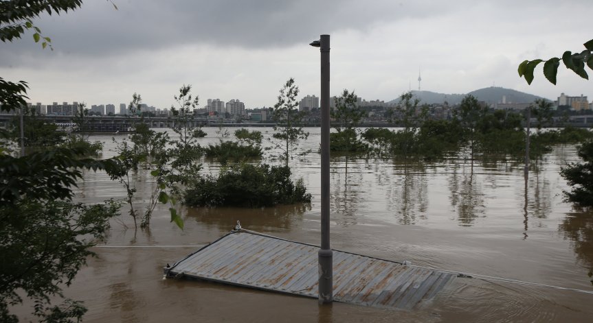 Властите затвориха десетки крайречни паркове и повече от 100 туристически пътеки.