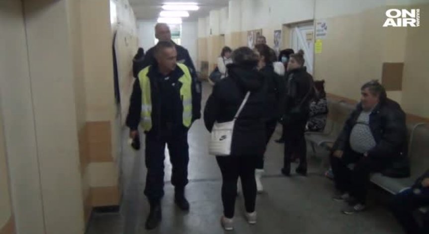 Буйстващ в автобус 26-годишен рани полицаи при опит за задържане