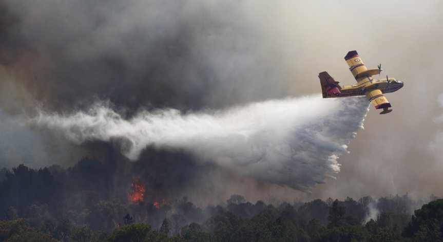 Двама души загинаха при пожар край Сен Тропе