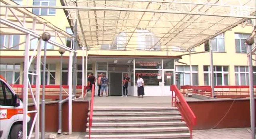 Психично болна жена хванала за гушата медицинска сестра в Пазарджик