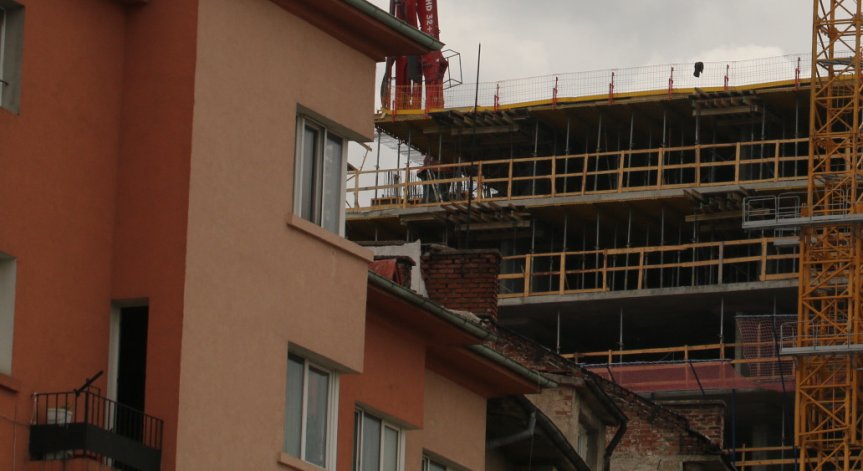 От Helpbook: Притеснително близки строежи до блок в София, клатят ни като при земетресение