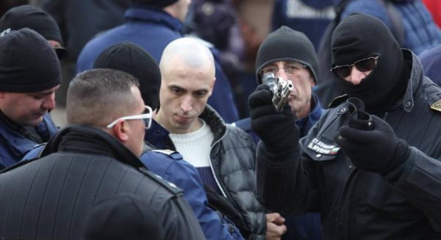 Обвиниха в хулиганство мъжа, стрелял с газов пистолет на протеста пред НС