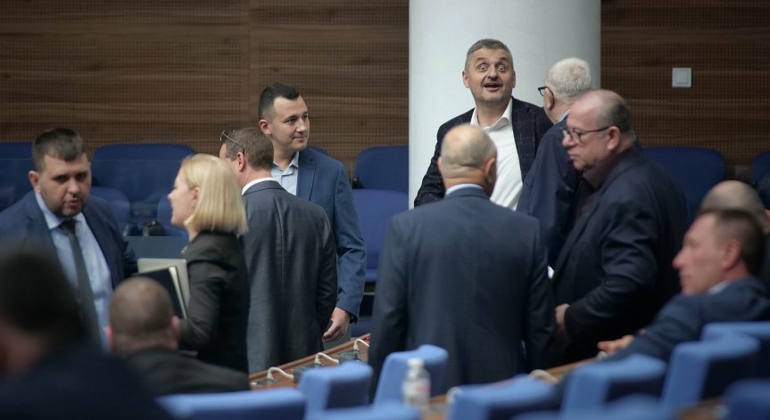 Нови конфигурации в парламента.