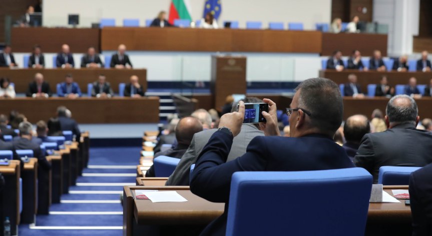 Депутатите с извънредно заседание заради заплатите на младите лекари