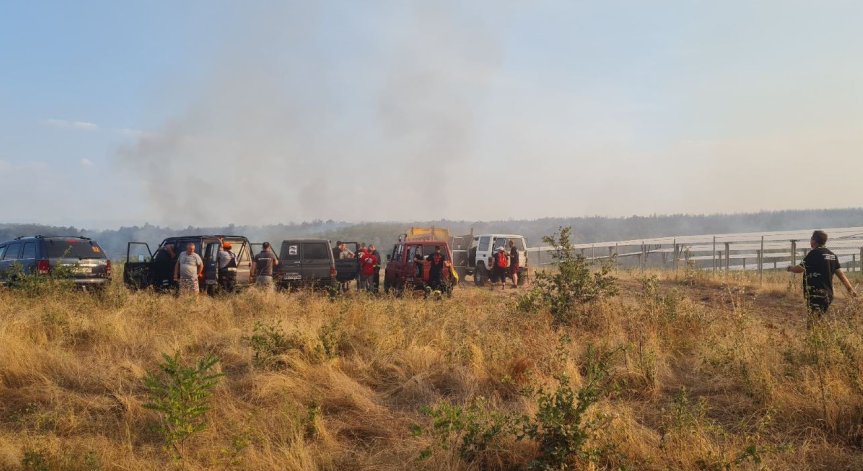 Борбата с огъня продължава.