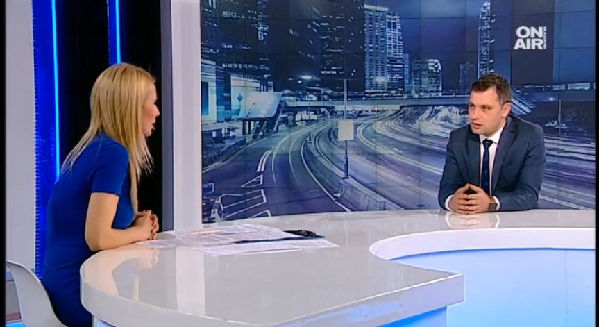 Затворници с оръжие, избягали през главния вход... Има нещо сбъркано!