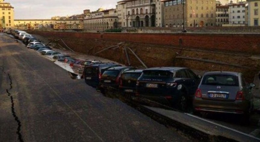 Огромен участък в центъра на Флоренция потъна под вода