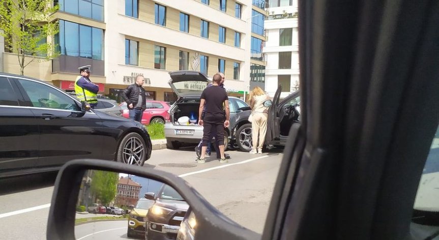 Тежка катастрофа между две коли затруднява движението в района на столичен мол