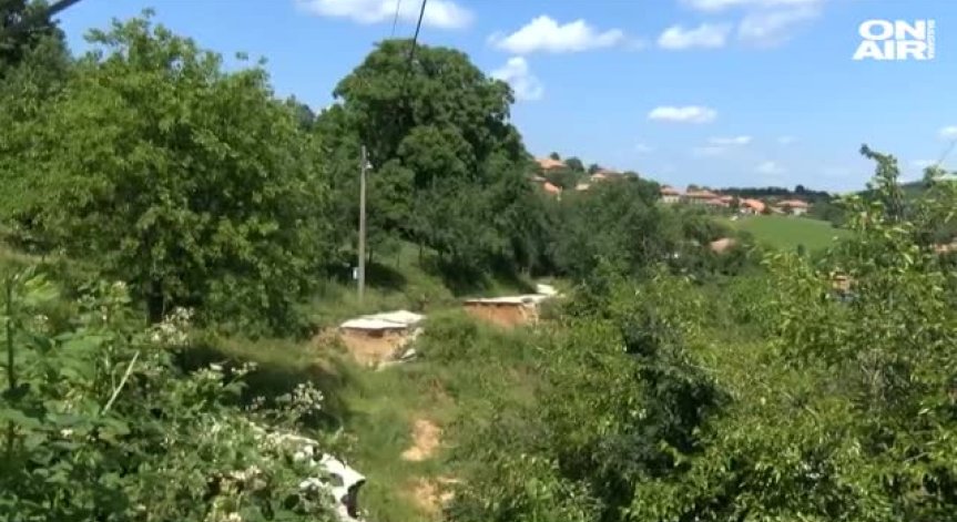 Свлачище заплашва да остави село откъснато от света