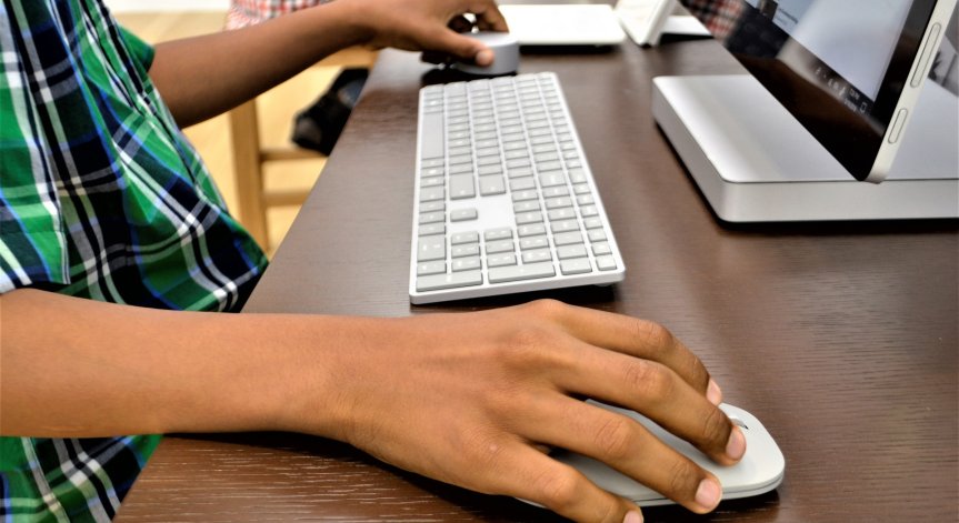 Индивидуална помощ за учениците без компютри или интернет