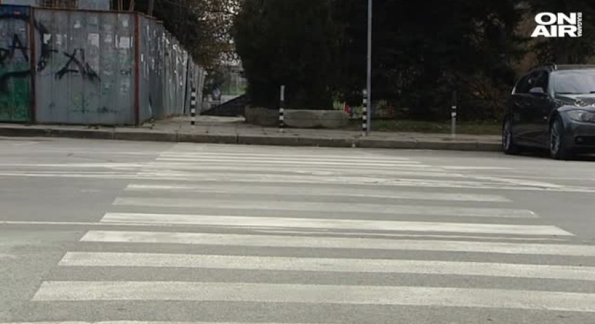 Кола блъсна и уби двама на пешеходна пътека, трети е ранен