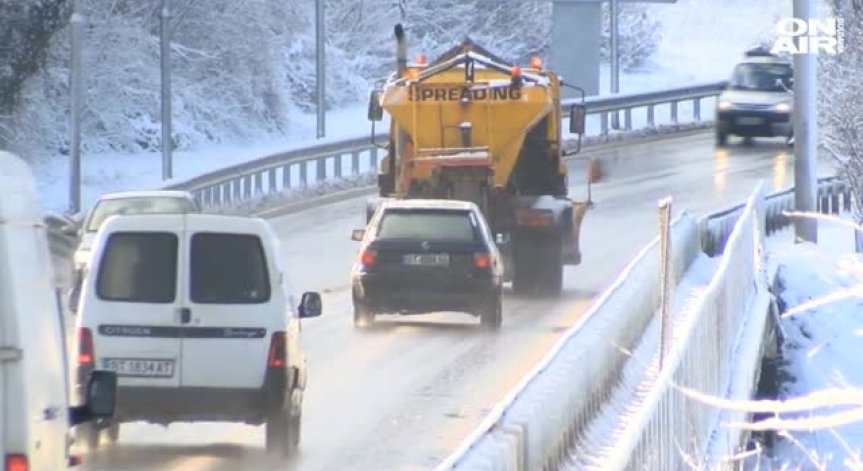 След обилния снеговалеж: Няма бедстващи и откъснати райони в Северна България