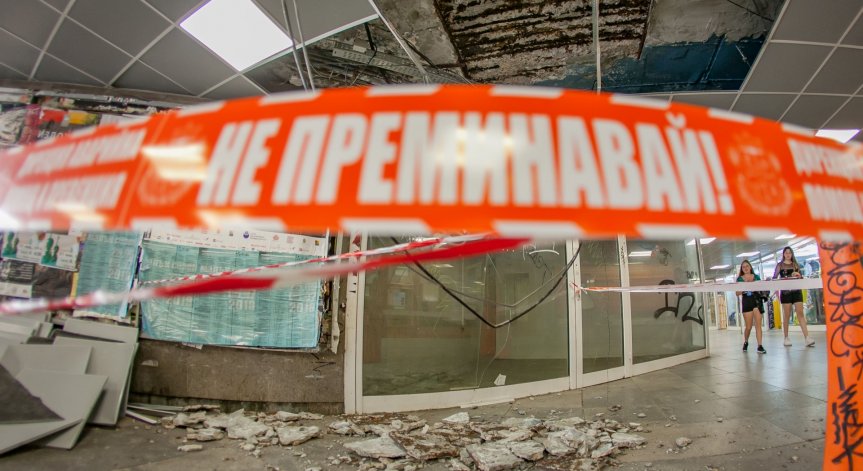 Част от окачен таван в натоварен подлез в София се срути