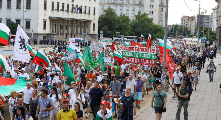 В триъгълника на властта са се събрали хора на различни възрасти.