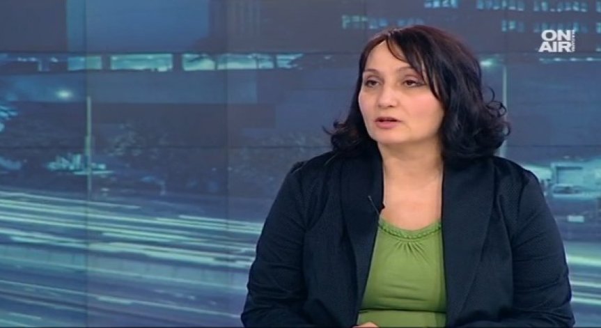 Разединението вдясно освобождава терен за опонентите