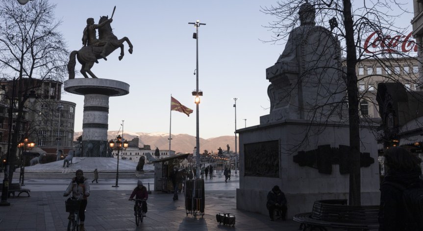 Македонците масово са против включването на българите в Конституцията