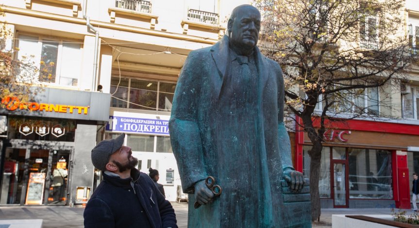 В деня на шегата: Говореща статуя на Бойко Борисов грейна на площад 