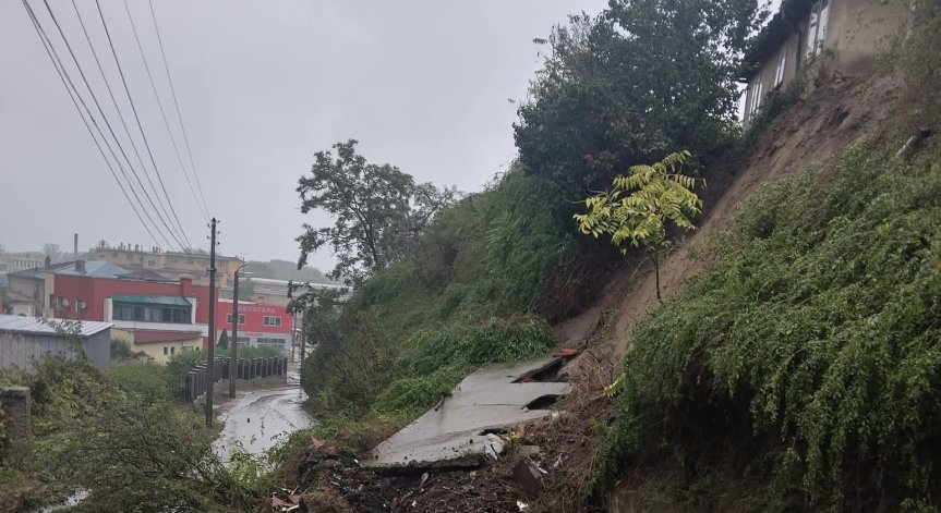 Къщи в Свищов пропаднаха заради свлачище