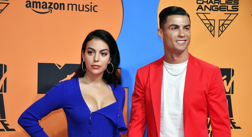 Секс скандал: Роналдо изневерил на Джорджина с инфлуенсърка?