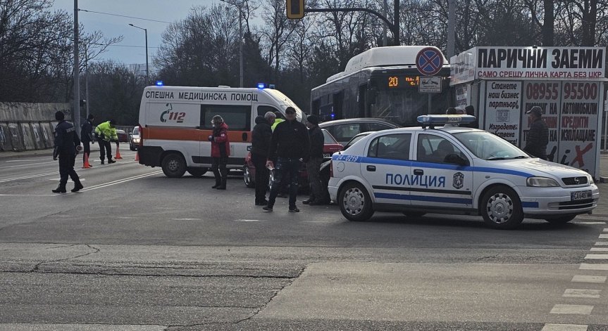 Автобус на градския транспорт се заби в будка за цветя на спирка в София