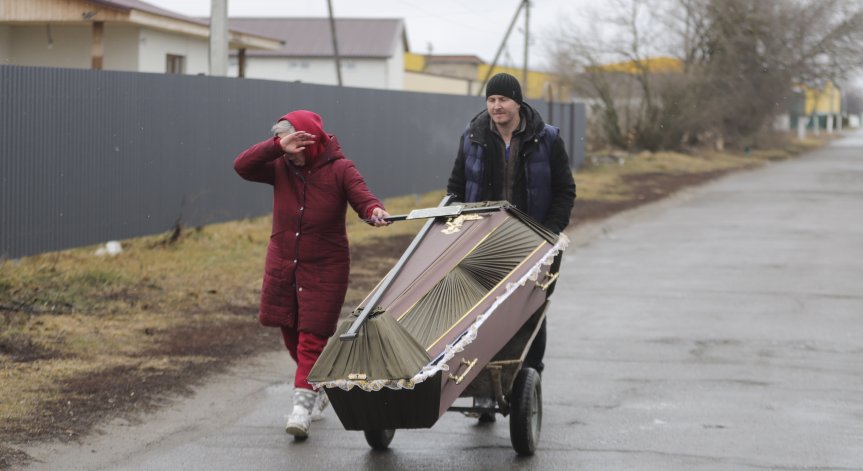 Жители на Мариупол: Пием вода от радиаторите и фонтаните, из целия град има трупове