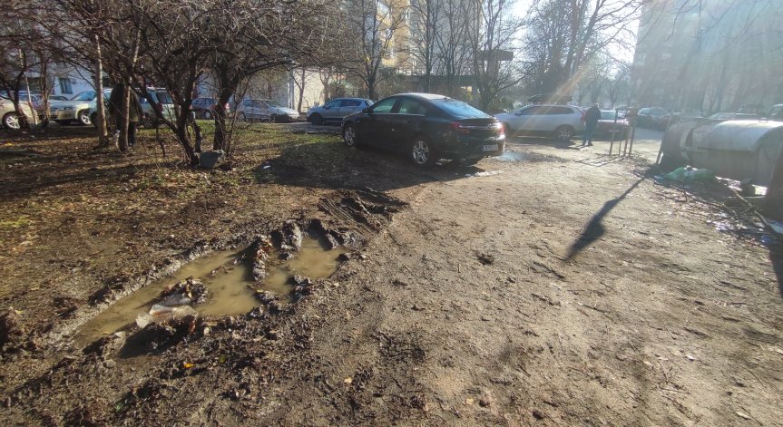 Helpbook: Безобразно паркиране пред магазини, тротоари, зелени площи