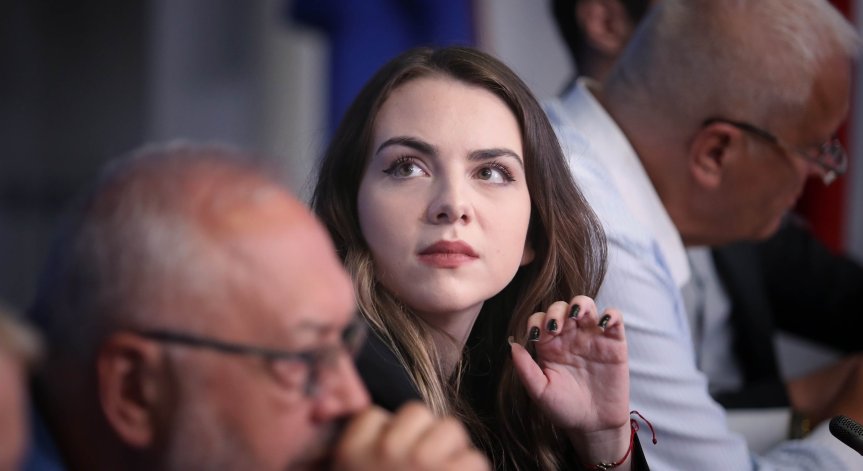 Министър Илиев към Нургюл: Вдъхновяваш българите и вече си фактор в световния шахмат