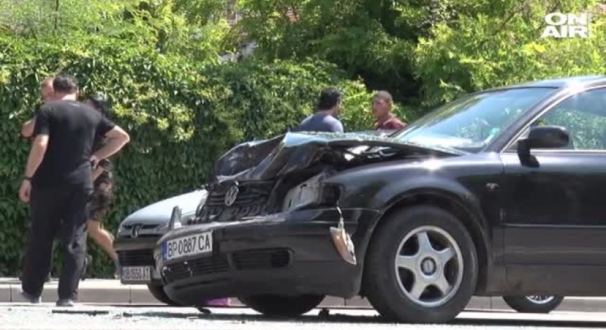 Абитуриентка пострада при катастрофа с 3 автомобила