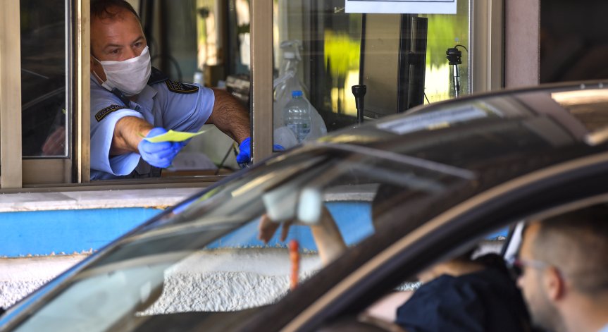 Гърция удължи изискването за PCR тест за българи