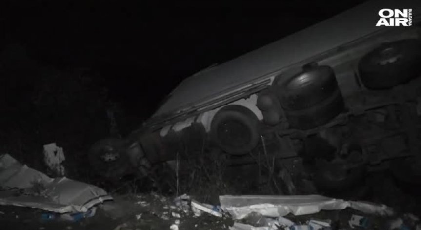 Катастрофа между 2 ТИР-а и бетоновоз блокира Е-79