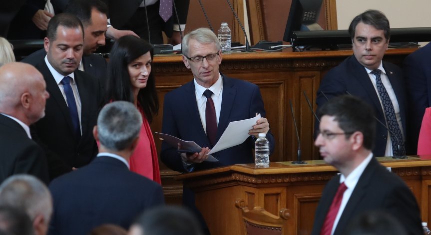 Денков и Габриел си разпределиха функциите, премиерът ще наблюдава 13 ведомства