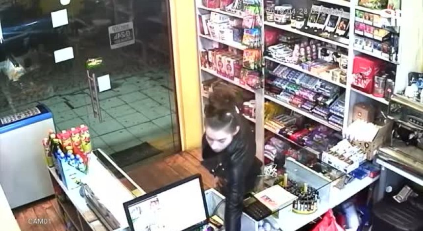 Издирват момиче за нагла кражба на пари от магазин в София