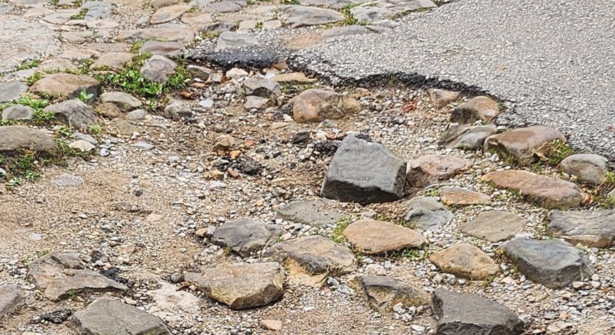 Сигнал: Малка тясна уличка в Елена с дупки, можеш да счупиш я краката, я главата