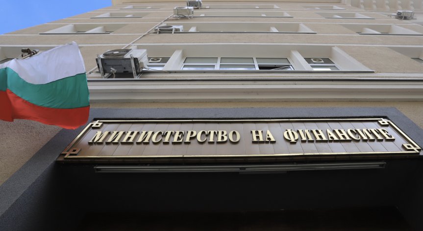 Министерството на финансите с подробности за служебно иззетите пари за училища