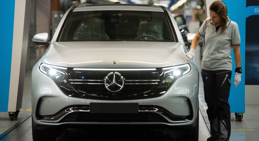 Слабите продажби удариха по джоба Mercedes, намалява инвестициите за електромобили