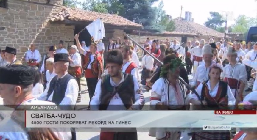 Млада българска двойка постави рекорд на Гинес за най-голяма сватба